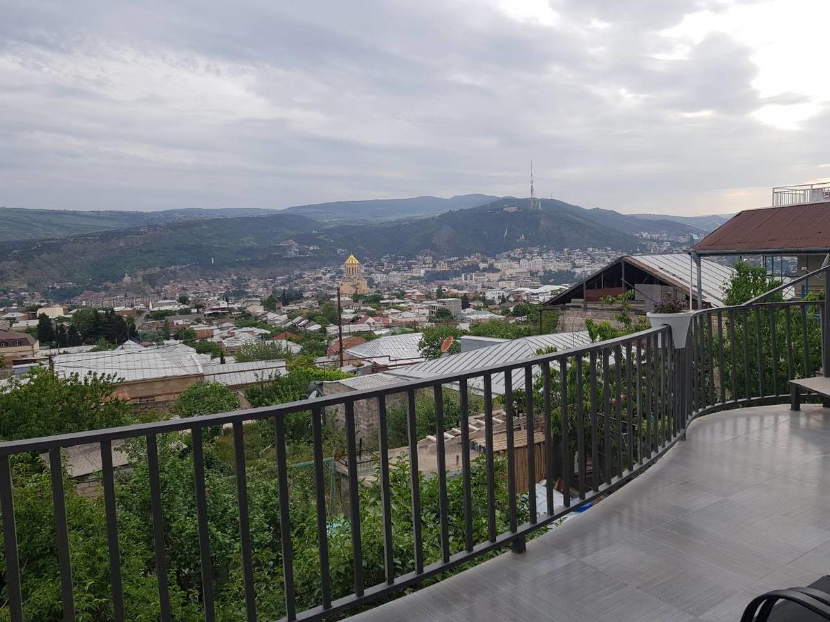 Upstairs Hotel Tbilisi Buitenkant foto