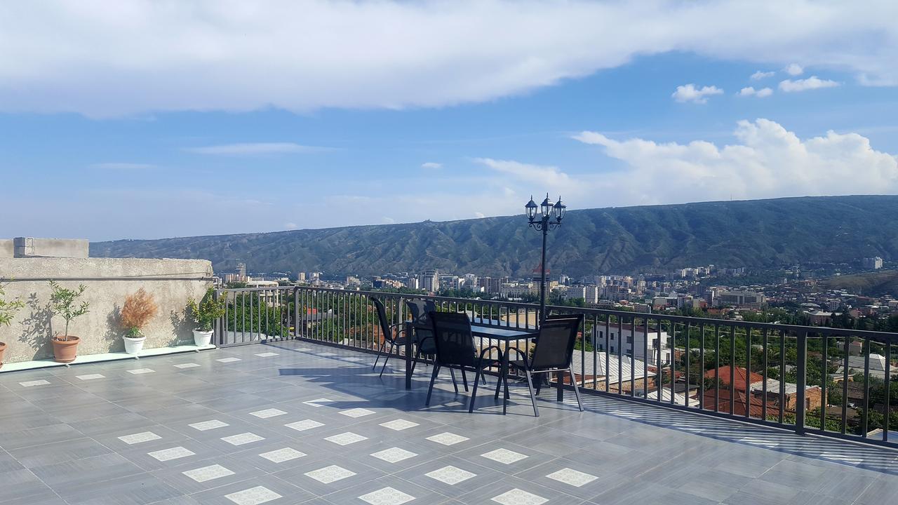 Upstairs Hotel Tbilisi Buitenkant foto