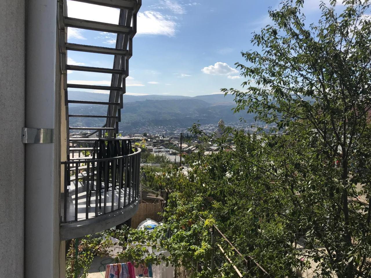Upstairs Hotel Tbilisi Buitenkant foto